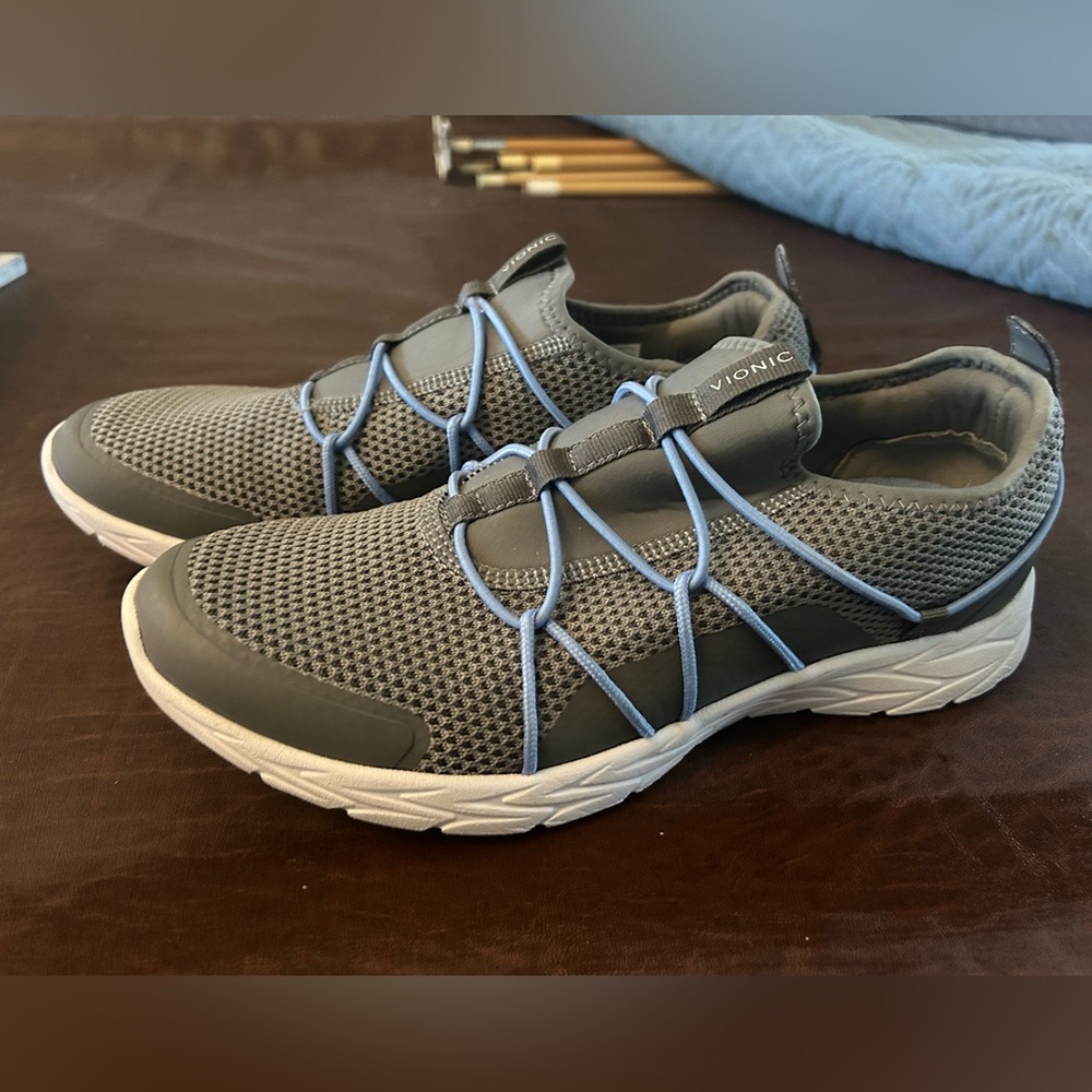 Vionic Brisk Jada Sneaker - size 9.5- never worn
